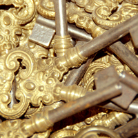 Möbelschlüssel mit Goldfarbenen Kopf